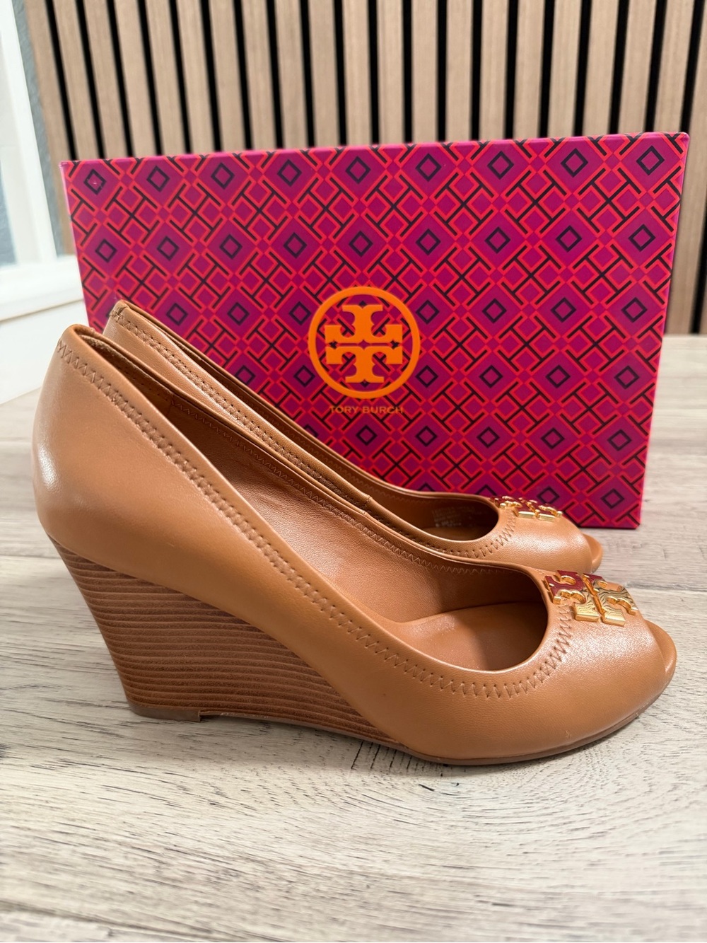 Tory Burch Laura 85 mm Royal Tan Open-Toe wedge Heels with Gold Logo 6.5 - Picture 10 of 13